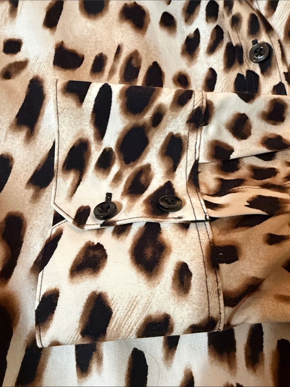 Chico's Wild Cheetah Print Button Down Shirt in No Iron Stretch. SZ 3.5. NWT - Picture 4 of 6